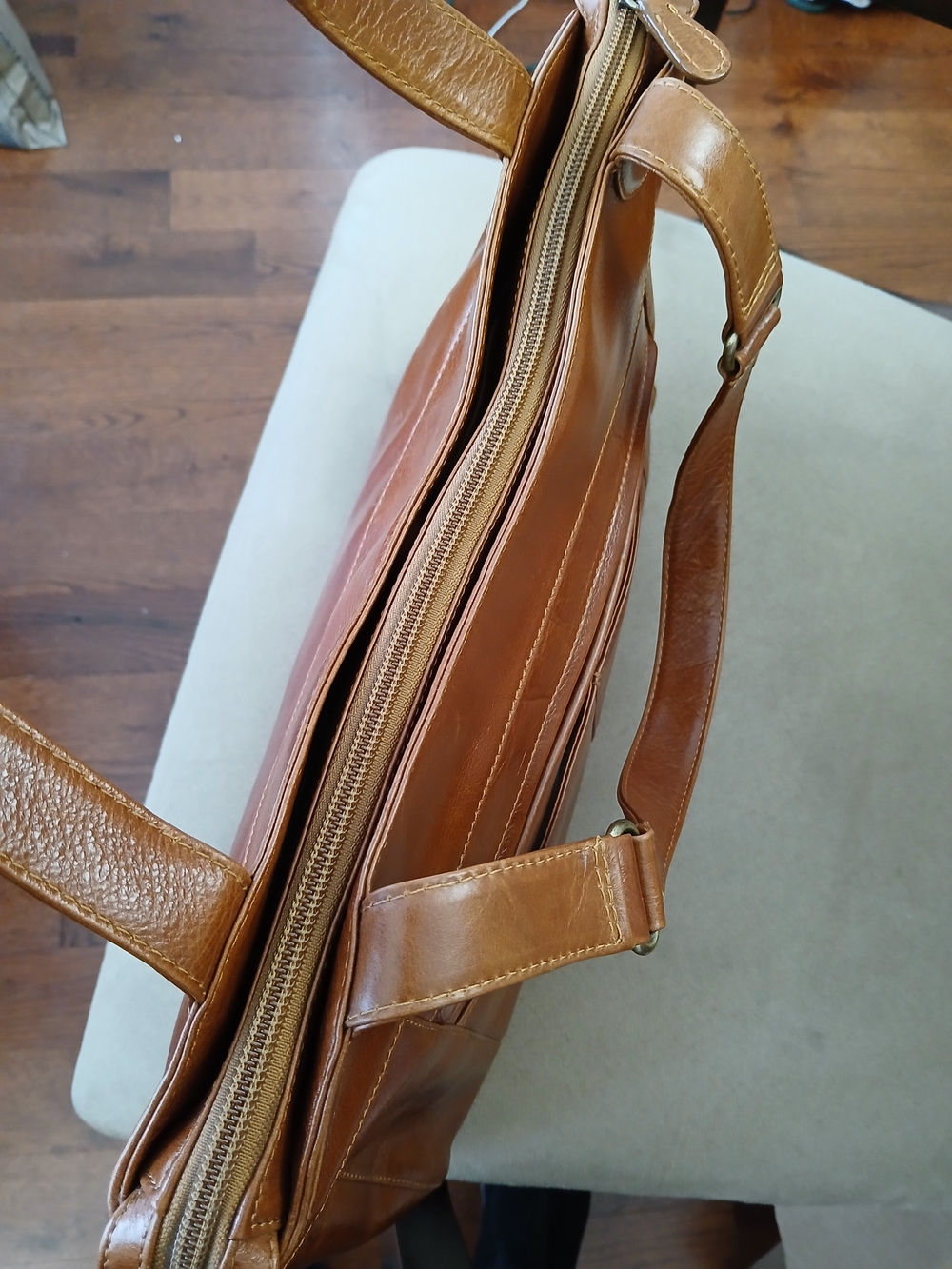 Derek Alexander Classic Tan Leather Shoulder Bag - Picture 4 of 7